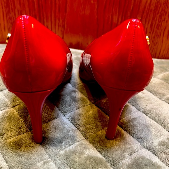 Calvin Klein Red Pointed High heels
Calvin kl Nilly size 7 - No. 7200102 - Picture 5 of 8